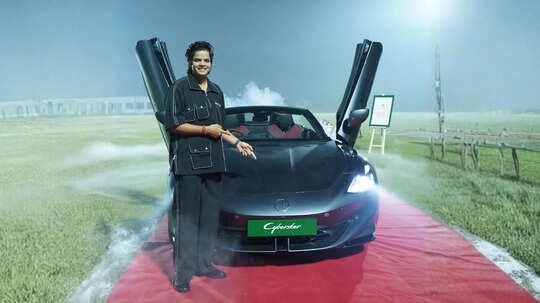 ਧਾਕੜ ਕ੍ਰਿਕਟਰ ਸ਼ੇਫਾਲੀ ਵਰਮਾ ਨੇ ਖਰੀਦੀ MG Cyberster, ਬਿਜਲੀ ਦੀ ਰਫ਼ਤਾਰ ਚਲਦੀ ਹੈ ਇਹ ਇਲੈਕਟ੍ਰਿਕ ਸਪੋਰਟਸ ਕਾਰ