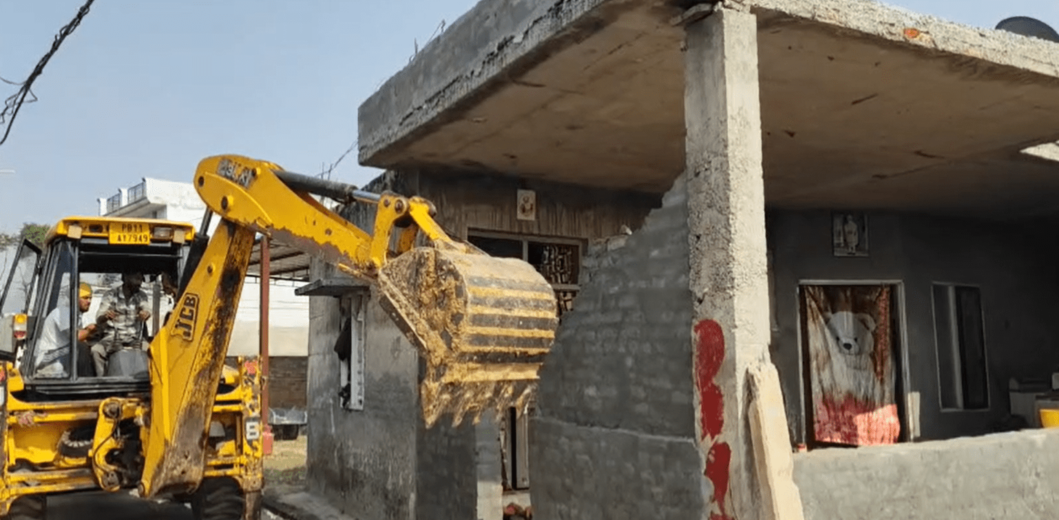 ਫਤਿਹਗੜ੍ਹ ਸਾਹਿਬ ‘ਚ ਨਸ਼ਾ ਤਸਕਰ ਦੇ ਘਰ ‘ਤੇ ਚੱਲਿਆ ਪੀਲਾ ਪੰਜਾ — ਐਸਐਸਪੀ ਨੇ ਕਿਹਾ, “ਨਸ਼ੇ ਨਾਲ ਬਣੀ ਹਰ ਨਜਾਇਜ਼ ਜਾਇਦਾਦ ‘ਤੇ ਹੋਵੇਗੀ ਕਾਰਵਾਈ”