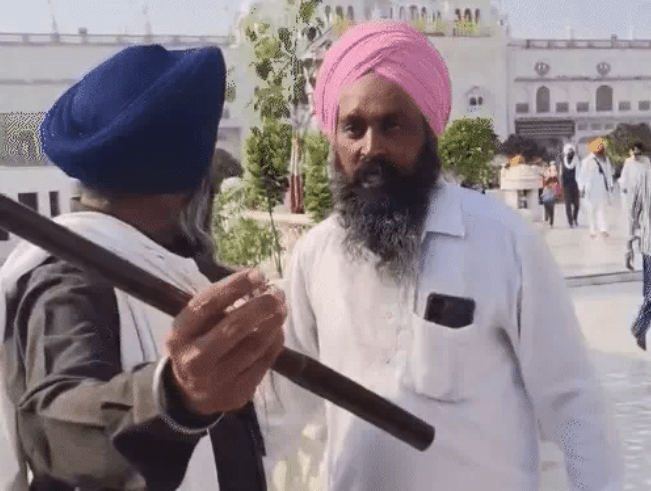 ਅੰਮ੍ਰਿਤਸਰ: 556ਵੇਂ ਪ੍ਰਕਾਸ਼ ਪੁਰਬ ਦੌਰਾਨ ਸ਼ਰਾਬ ਦੇ ਨਸ਼ੇ ਵਿੱਚ ਵਿਅਕਤੀ ਹਰਿਮੰਦਰ ਸਾਹਿਬ ਕੰਪਲੈਕਸ ਵਿੱਚ ਦਾਖਲ ਹੋਣ ਤੋਂ ਰੋਕਿਆ ਗਿਆ