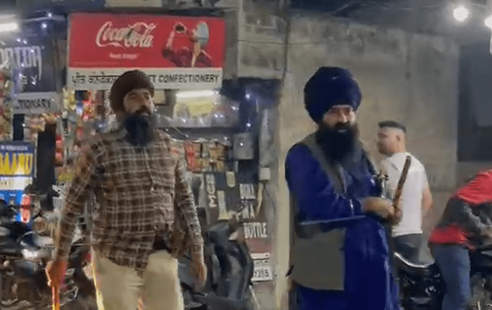 ਫਗਵਾੜੇ ਨੇੜੇ ਗੱਡੀ ਵਿੱਚ ਔਰਤ ਨਾਲ ਬੀਅਰ ਪੀਂਦਾ ਨਿਹੰਗ ਸਿੰਘ ਫੜਿਆ; ਨਿਹੰਗਾਂ ਨੇ ਹੀ ਬੁਲਾਈ ਪੁਲਿਸ, ਮੰਗੀ ਮੁਆਫ਼ੀ