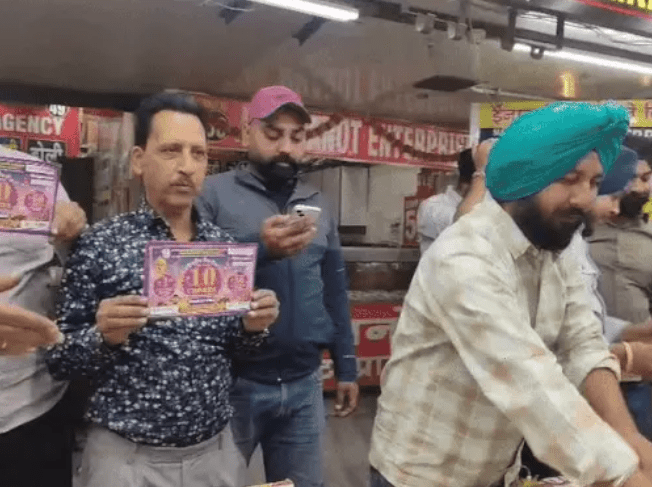 ਨਹੀਂ ਲੱਭਿਆ 1 ਕਰੋੜ ਦੀ ਲਾਟਰੀ ਜਿੱਤਣ ਵਾਲਾ ਤਾਂ ਦੁਕਾਨਦਾਰ ਨੇ ਢੋਲ ਵਜਾ ਕੇ ਕੀਤੀ ਲੱਭਣ ਦੀ ਕੋਸ਼ਿਸ਼