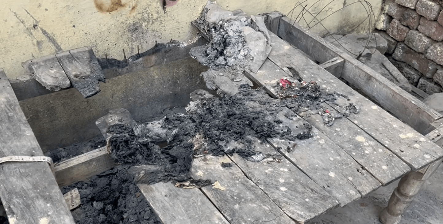 ਹਮਲਾਵਰਾਂ ਵਲੋ ਘਰ ਵਿੱਚ ਦਾਖਲ ਹੋ ਕੇ ਘਰੇਲੂ ਸਮਾਨ ਨੂੰ ਅੱਗ ਲਗਾਈ, ਪਰਿਵਾਰ ਨੇ ਪੁਲਿਸ ਦੀ ਨਿਰਵਿਕਾਰਤਾ ‘ਤੇ ਉਠਾਇਆ ਸਵਾਲ