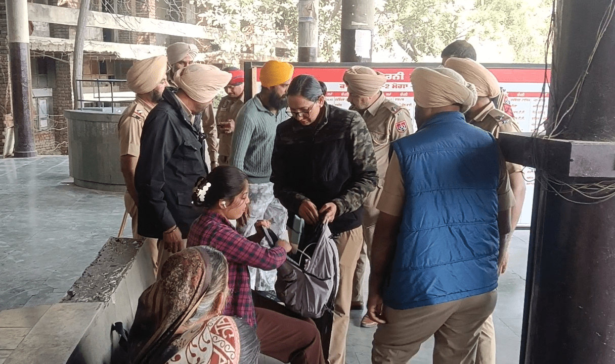 ਮੋਗਾ ਪੁਲਿਸ ਐਕਸ਼ਨ ਵਿੱਚ: ਰੇਲਵੇ ਸਟੇਸ਼ਨ ਤੇ ਬੱਸ ਸਟੈਂਡ ਦੀ ਤਲਾਸ਼ੀ, ਜਨਤਕ ਥਾਵਾਂ ‘ਤੇ ਵਧਾਈ ਗਈ ਸੁਰੱਖਿਆ