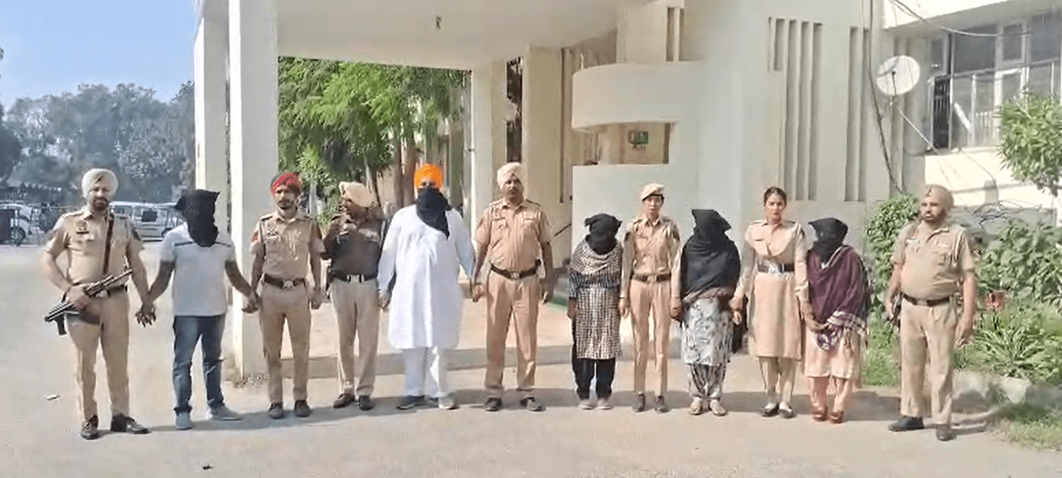 ਫਰੀਦਕੋਟ ਵਿੱਚ Blackmailing ਗਿਰੋਹ ਬੇਨਕਾਬ—ਕਾਰੋਬਾਰੀ ਨੂੰ ਵੀਡੀਓ ਵਾਇਰਲ ਕਰਨ ਦੀ ਧਮਕੀ ਦੇਕੇ 8 ਲੱਖ ਵਸੂਲਣ ਵਾਲੇ 6 ਕਾਬੂ