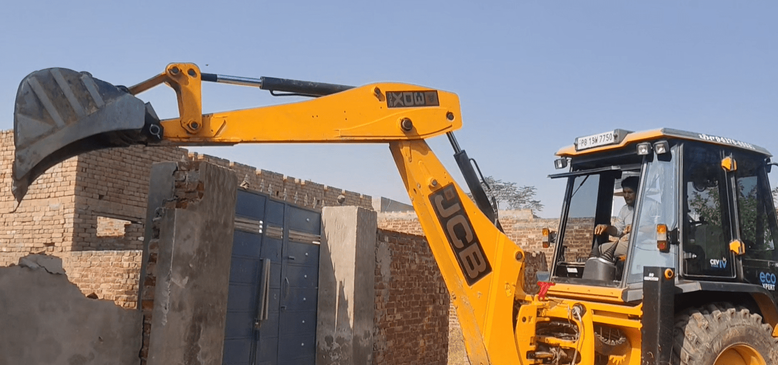 ਬਰਨਾਲਾ ਪੁਲਿਸ ਦੀ ਵੱਡੀ ਕਾਰਵਾਈ: ਨਸ਼ਾ ਤਸਕਰ ਸ਼ਿਵ ਕੁਮਾਰ ਦੇ ਘਰ ‘ਤੇ ਪੀਲਾ ਪੰਜਾ ਚਲਾਇਆ