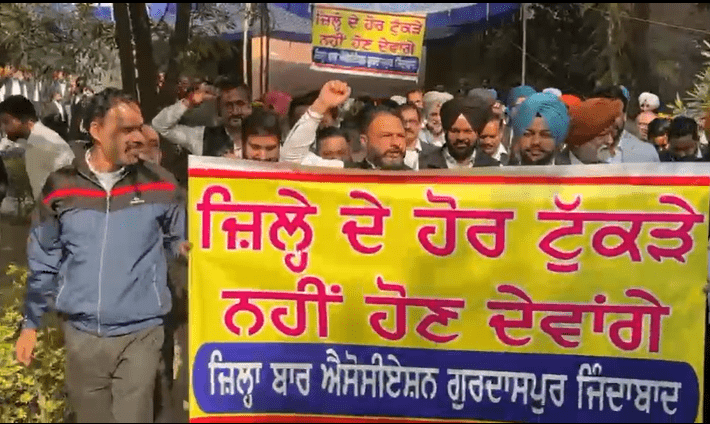 ਬਟਾਲਾ ਨੂੰ ਜ਼ਿਲਾ ਬਣਾਉਣ ਦੀ ਮੰਗ ਤੇ ਗੁਰਦਾਸਪੁਰ ਕਚਹਿਰੀ 10 ਦਿਨ ਤੋਂ ਠੱਪ, ਬਾਰ ਐਸੋਸੀਏਸ਼ਨ ਨੇ ਰੋਸ਼ ਮਾਰਚ ਕੀਤਾ