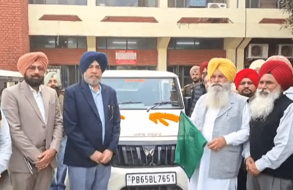 ਡੇਅਰੀ ਵਿਕਾਸ ਵਿਭਾਗ ਦੀਆਂ 4 ਮੋਬਾਈਲ ਵੈਨਾਂ ਨੂੰ ਕੈਬਿਨੇਟ ਮੰਤਰੀ ਗੁਰਮੀਤ ਸਿੰਘ ਖੁੱਡੀਆਂ ਵੱਲੋਂ ਹਰੀ ਝੰਡੀ