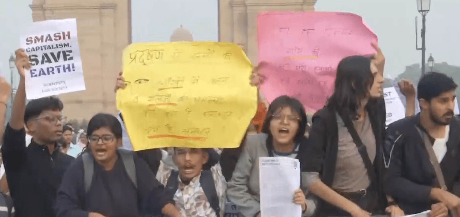 ਦਿੱਲੀ ਦੇ ਜ਼ਹਿਰੀਲੇ ਪ੍ਰਦੂਸ਼ਣ ਵਿਰੁੱਧ ਇੰਡੀਆ ਗੇਟ ‘ਤੇ ਪ੍ਰਦਰਸ਼ਨ ਹਿੰਸਕ — ਪ੍ਰਦਰਸ਼ਨਕਾਰੀਆਂ ਵੱਲੋਂ ਪੁਲਿਸ ‘ਤੇ ਮਿਰਚ ਸਪਰੇਅ, ਕਈ ਅਧਿਕਾਰੀ ਜ਼ਖਮੀ