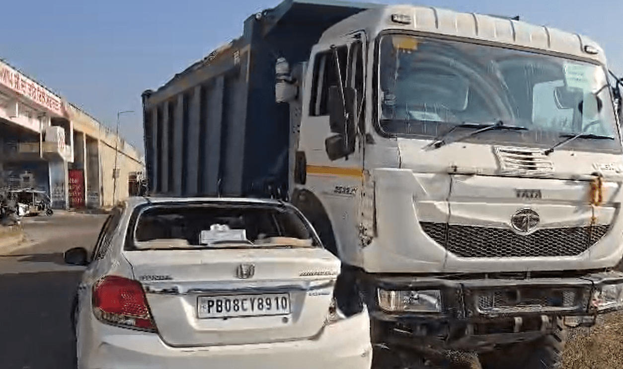 ਗੁਰਦਾਸਪੁਰ ਵਿੱਚ ਭਿਆਨਕ ਸੜਕ ਹਾਦਸਾ: ਤੇਜ਼ ਰਫ਼ਤਾਰ ਟਿੱਪਰ ਨੇ ਖੜੀ ਕਾਰ ਨੂੰ ਮਾਰੀ ਜਬਰਦਸਤ ਟੱਕਰ, ਮਾਂ-ਬੇਟਾ ਬਾਲ–ਬਾਲ ਬਚੇ