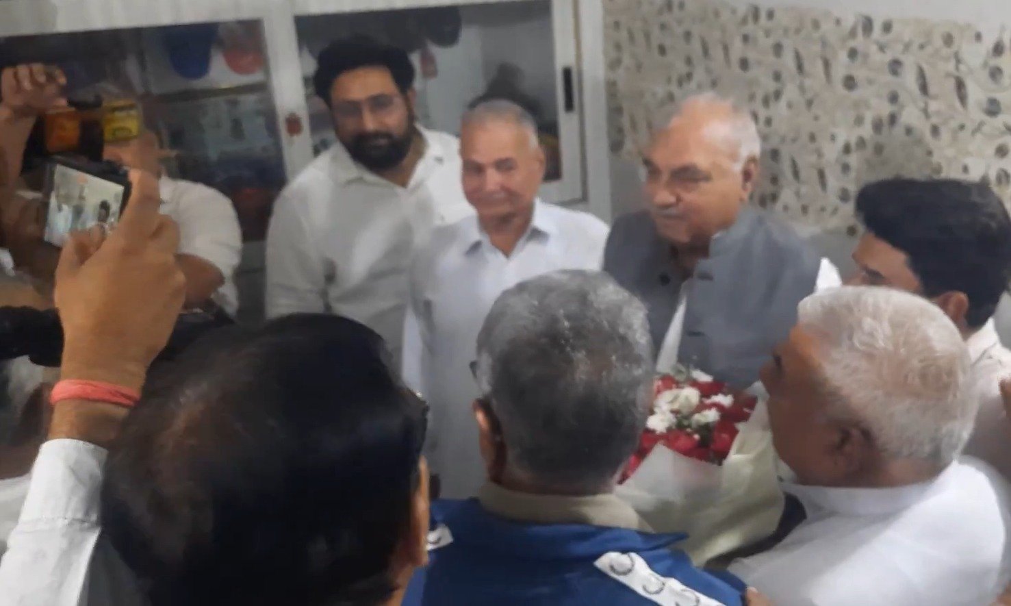 टी-20 महिला वर्ल्ड कप में शानदार प्रदर्शन के बाद शेफाली वर्मा के घर पहुंचे पूर्व सीएम हुड्डा, सम्मानित करने की मांग तेज