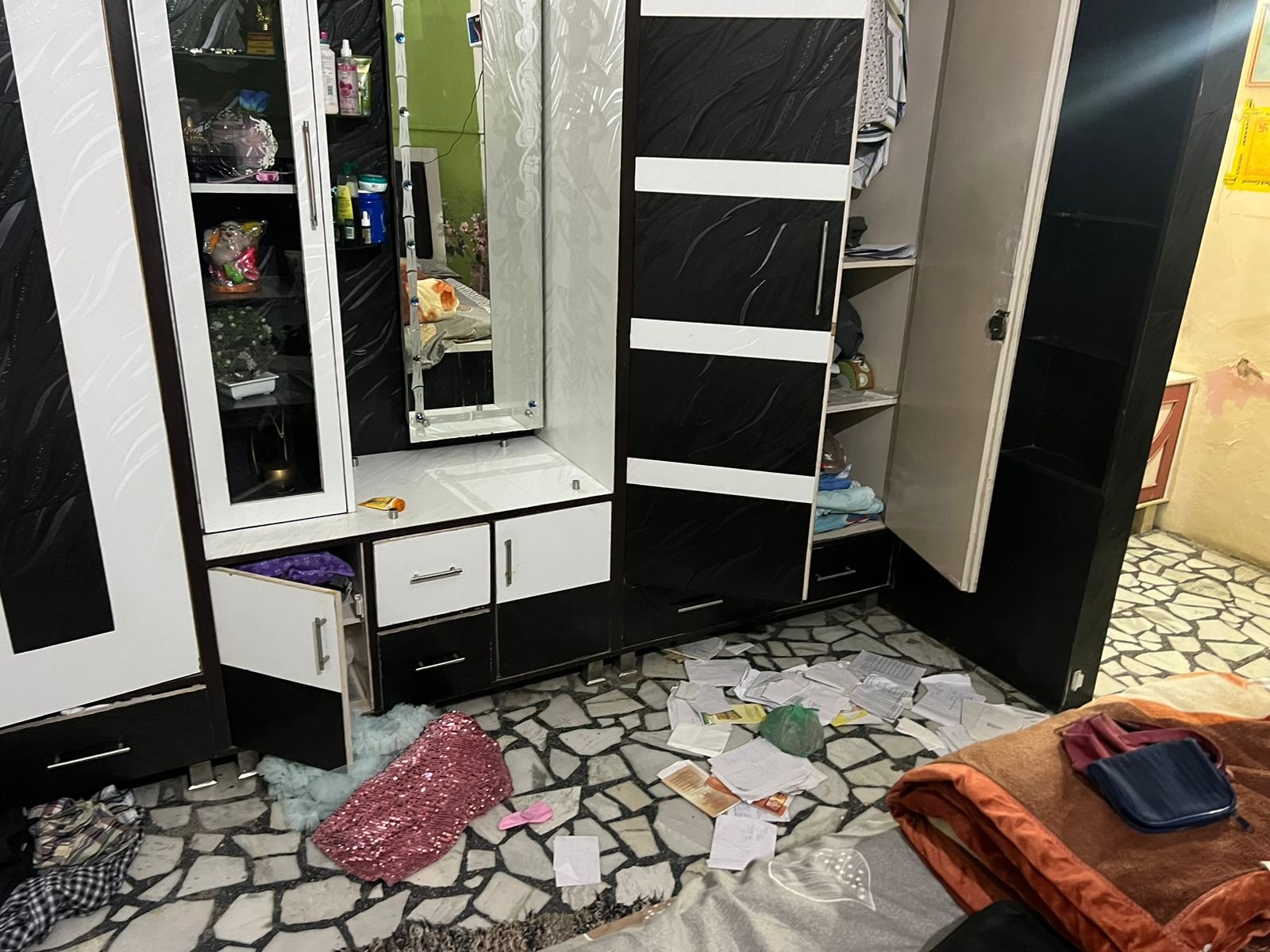 ਘਰ ‘ਚ 4 ਸਾਲਾਂ ਲੜਕੀ ਦੇ ਸਿਰ ‘ਤੇ ਪਿਸਤੌਲ ਤਾਣ ਚੋਰਾਂ ਨੇ ਵਾਰਦਾਤ ਨੂੰ ਅੰਜ਼ਾਮ, ਡੇਢ਼ ਲੱਖ ਕੈਸ਼ ਤੇ ਸੋਨੇ ਦੇ ਗਹਿਣੇ ਲੁੱਟ ਹੋਏ ਫ਼ਰਾਰ