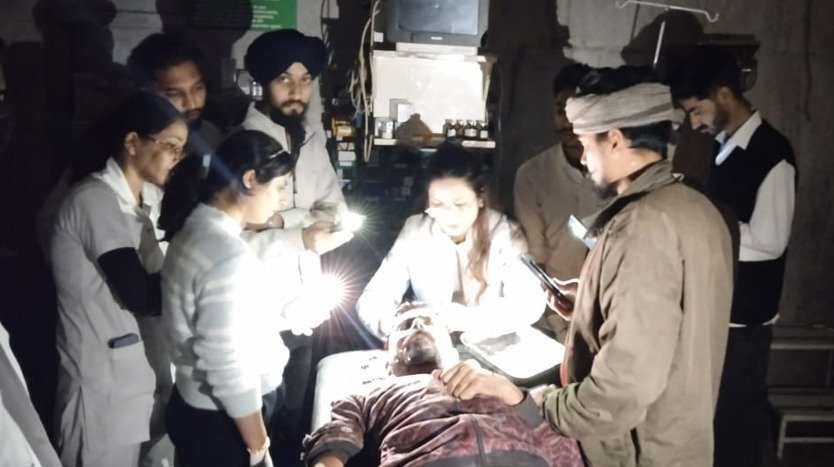 ਮੋਗਾ ਸਰਕਾਰੀ ਹਸਪਤਾਲ ਵਿੱਚ ਬਿਜਲੀ ਬੰਦ, ਮਰੀਜ਼ਾਂ ਦਾ ਇਲਾਜ ਮੋਬਾਈਲ ਦੀ ਲਾਈਟ ਨਾਲ