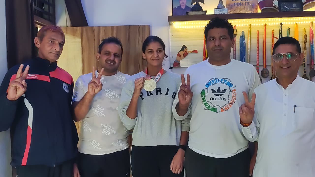 ਵਿਸ਼ਵ ਮੁੱਕੇਬਾਜ਼ੀ ਚੈਂਪੀਅਨਸ਼ਿਪ ਵਿੱਚ ਸੋਨਾ ਜਿੱਤ ਕੇ ਭਿਵਾਨੀ ਪਹੁੰਚੀ ਜੈਸਮੀਨ ਲੰਬੋਰੀਆ, ਤੀਜੀ ਵਾਰ ਬਣੀ ਵਿਸ਼ਵ ਚੈਂਪੀਅਨ