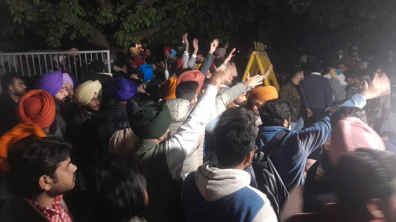 Panjab University ‘ਚ ਜ਼ਬਰਦਸਤ ਹੰਗਾਮਾ, ਸਟੂਡੈਂਟਸ ਵੱਲੋਂ ਗੇਟ ਨੰਬਰ-2 ਕੀਤਾ ਗਿਆ ਬੰਦ