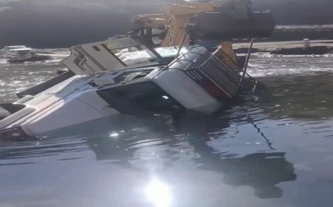 ਹਿਮਾਚਲ ‘ਚ ਪਾਣੀ ‘ਚ ਸੰਤੁਲਨ ਗੁਆ ਪਲਟੀ ਬੋਲੇਰੋ ਟੈਕਸੀ, ਬਾਲ- ਬਾਲ ਬਚੀ ਸਵਾਰੀਆਂ ਦੀ ਜਾਨ