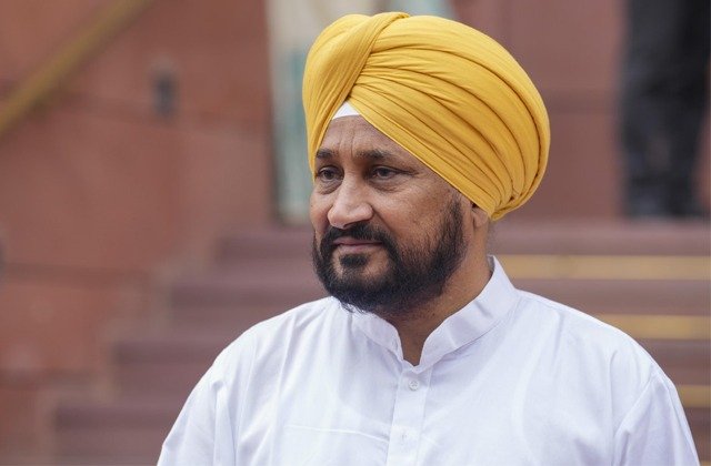 ਜਲੰਧਰ ਜਵੈਲਰ ਡਕੈਤੀ ਮਾਮਲੇ ਦੇ ਪੀੜਤਾਂ ਨੂੰ ਮਿਲੇ MP ਚੰਨੀ, ਪੰਜਾਬ ਸਰਕਾਰ ‘ਤੇ ਸਾਧਿਆ ਨਿਸ਼ਾਨਾ