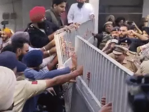 ਪੀਯੂ ਵਿੱਚ ਵਿਰੋਧ ਪ੍ਰਦਰਸ਼ਨ, ਪੁਲਿਸ-ਵਿਦਿਆਰਥੀ ਦੀਆਂ ਝੜਪ,ਚੰਡੀਗੜ੍ਹ ਦੀ ਐਸਐਸਪੀ ਕੰਵਰਦੀਪ ਕੌਰ ਪ੍ਰਦਰਸ਼ਨਕਾਰੀਆਂ ਨੂੰ ਰੋਕਣ ਲਈ ਗੇਟ ‘ਤੇ ਚੜ੍ਹੇ