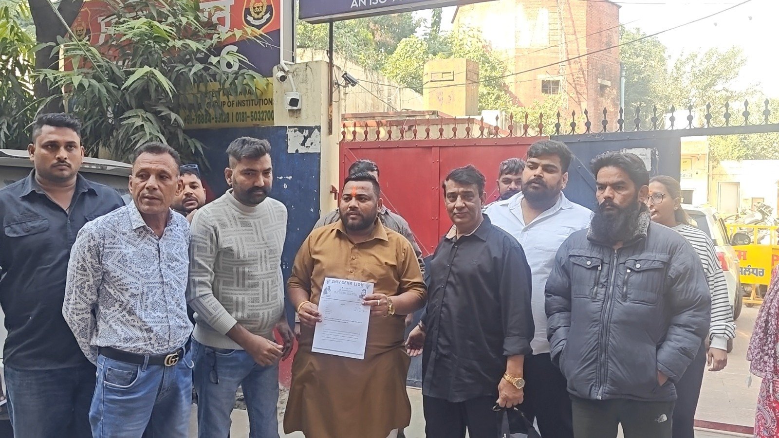 ਮੰਦਰ ‘ਚ ‘ਚਿਕਨੀ ਚਮੇਲੀ’ ਗਾਣੇ ‘ਤੇ ਨੱਚੀ ਔਰਤ, ਵੀਡੀਓ ਸਾਹਮਣੇ ਆਉਣ ‘ਤੇ ਹਿੰਦੂ ਆਗੂਆਂ ਨੇ ਜਤਾਇਆ ਰੋਸ, ਕਾਰਵਾਈ ਦੀ ਕੀਤੀ ਮੰਗ