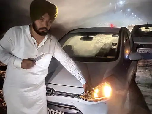 ਏਅਰਪੋਰਟ ਰੋਡ ‘ਤੇ ਰੀਅਲ ਅਸਟੇਟ ਕਾਰੋਬਾਰੀ ‘ਤੇ ਗੋਲੀਬਾਰੀ, ਦੋਸਤ ਨਾਲ ਜਾ ਰਿਹਾ ਸੀ ਮੋਹਾਲੀ, ਕਾਰ ‘ਚ ਝੁਕ ਕੇ ਬਚਾਈ ਜਾਨ