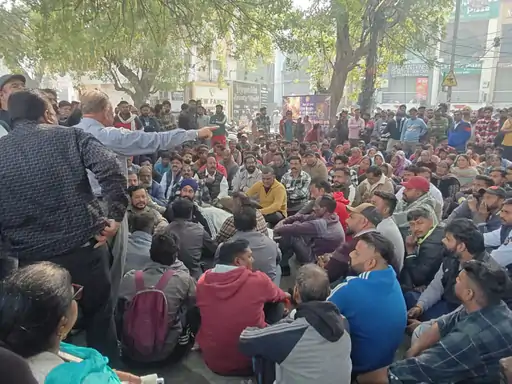 ਜਲੰਧਰ ਵਿੱਚ ਸਫਾਈ ਕਰਮਚਾਰੀਆਂ ਦਾ ਮੇਅਰ ਹਾਊਸ ਦੇ ਬਾਹਰ ਧਰਨਾ, ਠੇਕੇਦਾਰੀ ਪ੍ਰਣਾਲੀ ਦੇ ਖ਼ਿਲਾਫ਼ ਇੱਕ ਦਿਨ ਦੀ ਹੜਤਾਲ