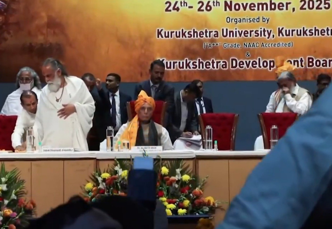 कुरुक्षेत्र पहुंचे रक्षा मंत्री ने ब्रह्म सरोवर पर किया हवन और पूजन, हरियाणा पवेलियन का किया उद्घाटन