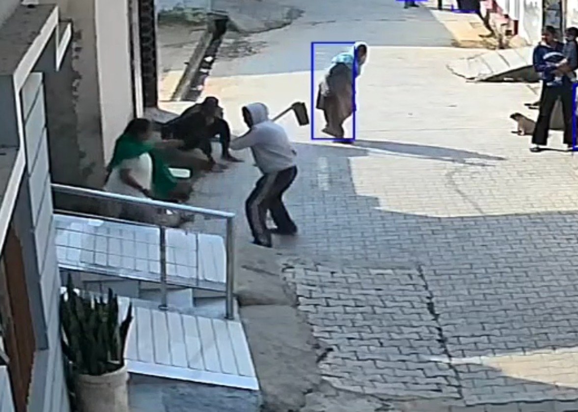 ਫਗਵਾੜਾ ‘ਚ ਮਨੁੱਖਤਾ ਦੀਆਂ ਉੱਡੀਆਂ ਧੱਜੀਆਂ! ਔਰਤ ‘ਤੇ ਪਤੀ ਤੇ ਸਹੁਰੇ ਨੇ ਕਹੀ ਨਾਲ ਕੀਤਾ ਹਮਲਾ, ਘਟਨਾ ਸੀਸੀਟੀਵੀ ‘ਚ ਕੈਦ