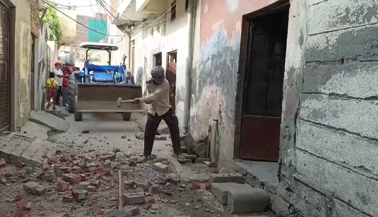 ਨਸ਼ਾ ਤਸਕਰ ਦੀ ਗੈਰ-ਕਾਨੂੰਨੀ ਉਸਾਰੀ ਨੂੰ ਕੀਤਾ ਢਹਿ-ਢੇਰੀ, ਪੂਰਾ ਪਰਿਵਾਰ ਸੀ ਨਸ਼ੇ ਦੇ ਕਾਰੋਬਾਰ ‘ਚ ਸ਼ਾਮਿਲ