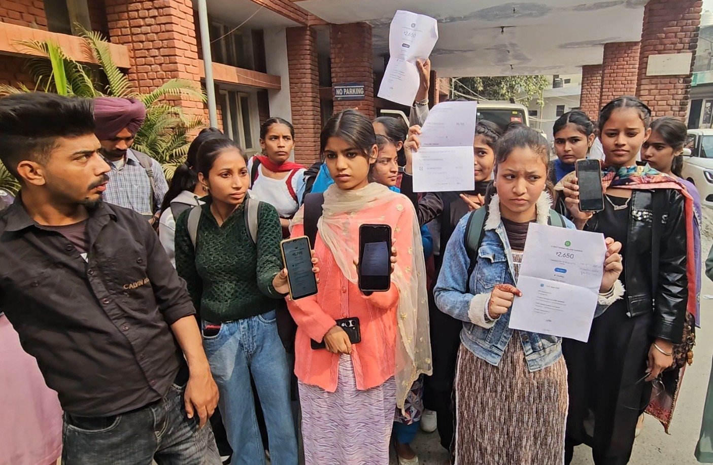 ਸਰਕਾਰੀ ਰਣਬੀਰ ਕਾਲਜ ਦੇ ਵਿਦਿਆਰਥੀ ਪਹੁੰਚੇ DC ਦਫ਼ਤਰ, ਰੋਲ ਨੰਬਰ ਨਾ ਦੇਣ ‘ਤੇ ਜਤਾਇਆ ਰੋਸ