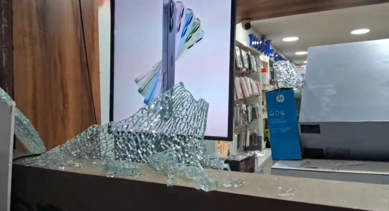 ਬਟਾਲਾ ‘ਚ ਕਾਂਗਰਸੀ ਲੀਡਰ ਦੀ ਦੁਕਾਨ ‘ਤੇ ਗੋਲੀਬਾਰੀ, ਅਣਪਛਾਤੇ ਹਮਲਾਵਰਾਂ ਨੇ ਵਾਰਦਾਤ ਨੂੰ ਦਿੱਤਾ ਅੰਜ਼ਾਮ, ਮੌਕੇ ‘ਤੇ ਪਹੁੰਚੇ DCP