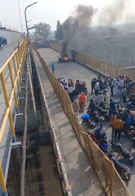 यमुनानगर के हथिनी कुंड बैराज पर कार में लगी आग, आग लगने के बाद गाड़ी में हुआ धमाका