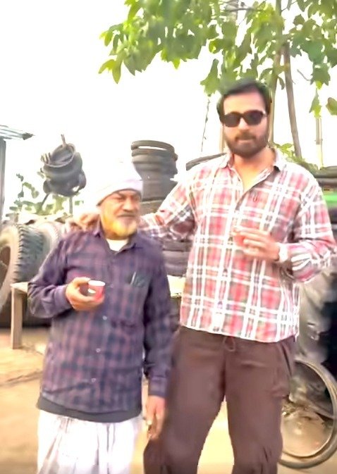 छोटे बिजनेस को बढ़ावा देते नजर आए सोनू सूद, सिलीगुड़ी के ‘मोहम्मद भाई’ की पंक्चर दुकान पर पहुंचे