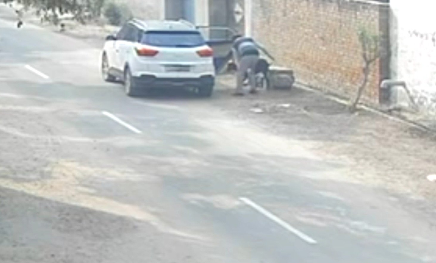 ਚੋਰਾਂ ਦਾ ਹੈਰਾਨ ਕਰਨ ਵਾਲਾ ਕਾਰਨਾਮਾ! ਬੱਕਰੀ ਨੂੰ ਲਗਜ਼ਰੀ ਕਾਰ ‘ਚ ਬੰਦ ਕਰ ਫ਼ਰਾਰ ਹੋਏ ਚੋਰ, ਸੋਸ਼ਲ ਮੀਡੀਆ ‘ਤੇ ਸੀਸੀਟੀਵੀ ਤਸਵੀਰਾਂ ਹੋਈਆਂ ਵਾਇਰਲ