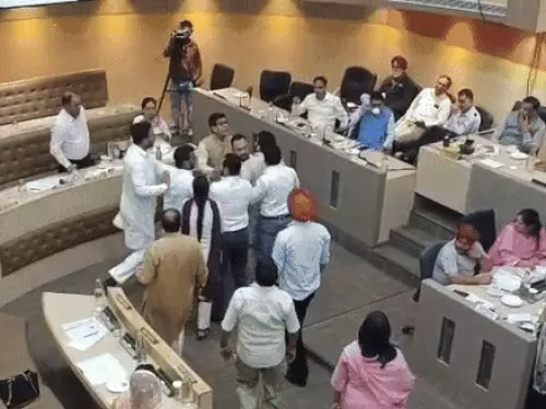 ਚੰਡੀਗੜ੍ਹ ਨਗਰ ਨਿਗਮ ਦੀ ਮੀਟਿੰਗ ਵਿੱਚ ਭਾਜਪਾ-ਕਾਂਗਰਸ ਕੌਂਸਲਰਾਂ ਵਿੱਚ ਝੜਪ, ਨੀਂਹ ਪੱਥਰ ਦੀਆਂ ਪਲੇਟਾਂ ‘ਤੇ ਨਾਮ ਲਿਖਣ ਨੂੰ ਲੈ ਕੇ ਹੰਗਾਮਾ