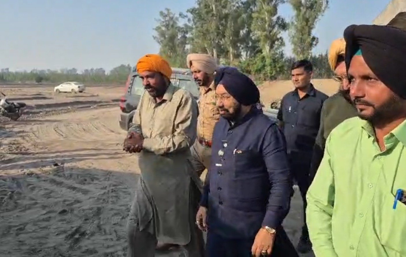 MP ਵਿਕਰਮਜੀਤ ਸਿੰਘ ਸਾਹਨੀ ਨੇ ਨੰਗਲ ਸੋਹਲ ਵਿੱਚ ਕੀਤਾ ਦੌਰਾ, ਕਿਸਾਨਾਂ ਦੇ ਦਰਦ ਨੂੰ ਸਮਝਿਆ, ਮੌਕੇ ‘ਤੇ ਲਿਆ ਹਾਲਾਤਾਂ ਦਾ ਜਾਇਜ਼ਾ