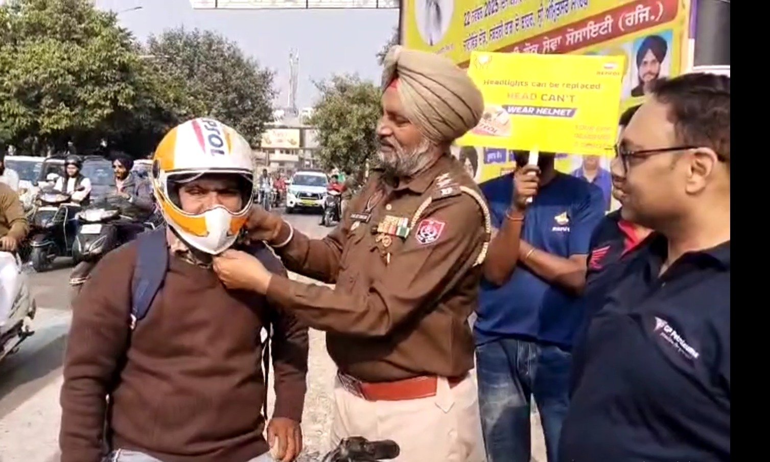 ਅੰਮ੍ਰਿਤਸਰ ਵਿੱਚ ਹੈਲਮਟ ਜਾਗਰੂਕਤਾ ਮੁਹਿੰਮ, ਵੰਡੇ 90 ਸੁਰੱਖਿਅਤ ਹੈਲਮਟ