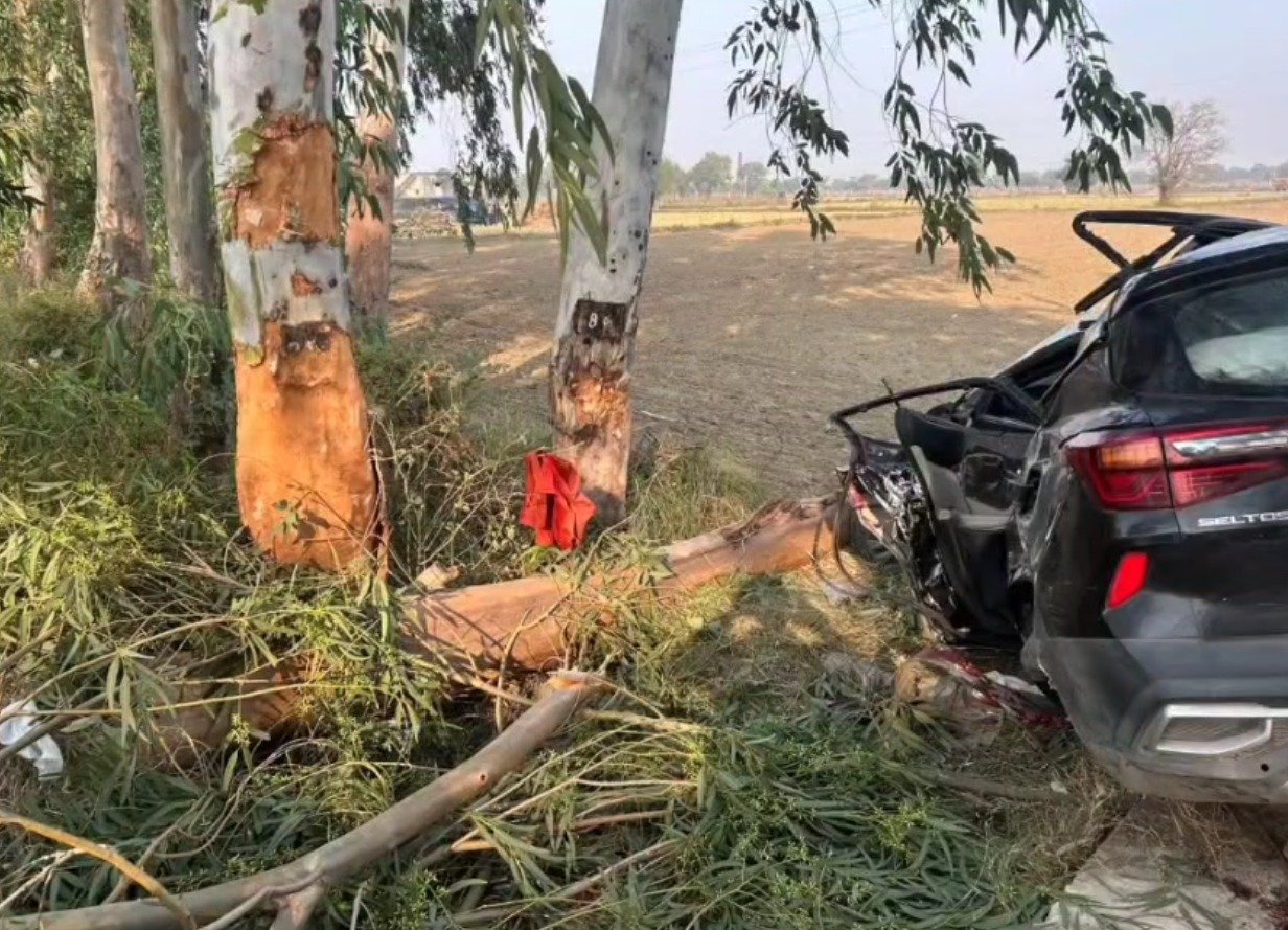 झज्जर में भीषण सड़क हादसा, कार का संतुलन बिगड़ने से एक ही परिवार के तीन लोगों की मौत