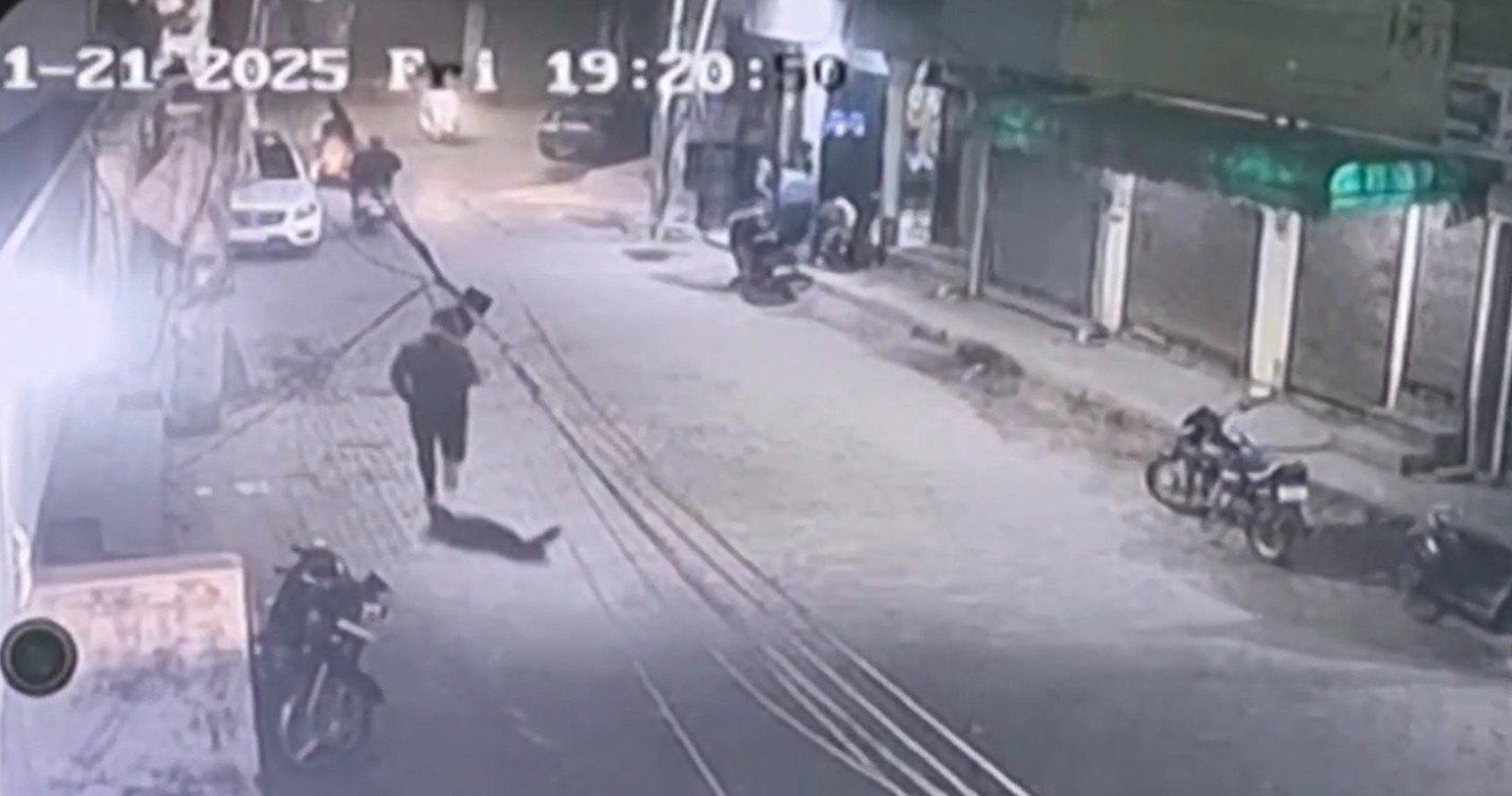 थाने से 700 मीटर दूर दुल्हन के शगुन का बैग लेकर भागे बदमाश, बदमाशों का CCTV आया सामने