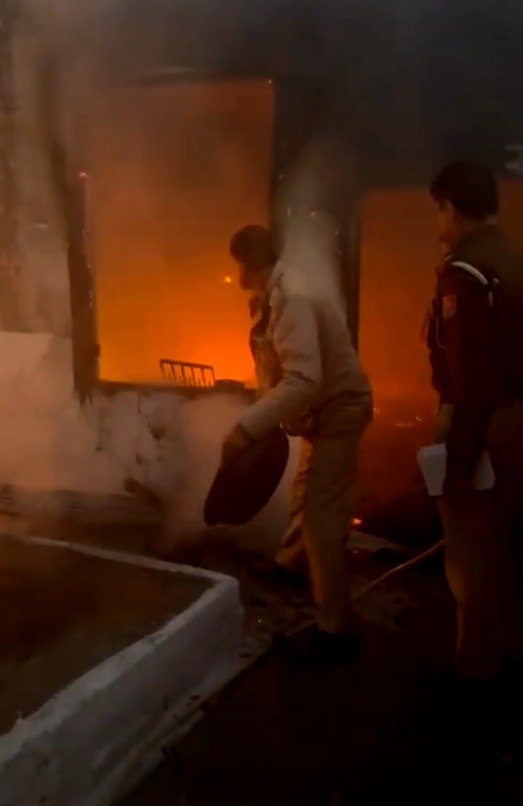 ਨੌਜਵਾਨ ਨੂੰ ਅੰਤਰ-ਜਾਤੀ ਵਿਆਹ ਕਰਵਾਉਣਾ ਪਿਆ ਮਹਿੰਗਾ, ਲੜਕੀ ਦੇ ਪਰਿਵਾਰ ਨੇ ਲੜਕੇ ਦੇ ਘਰ ਨੂੰ ਲਗਾਈ ਅੱਗ, ਪੁਲਿਸ ਨੇ ਕਾਰਵਾਈ ਕੀਤੀ ਸ਼ੁਰੂ