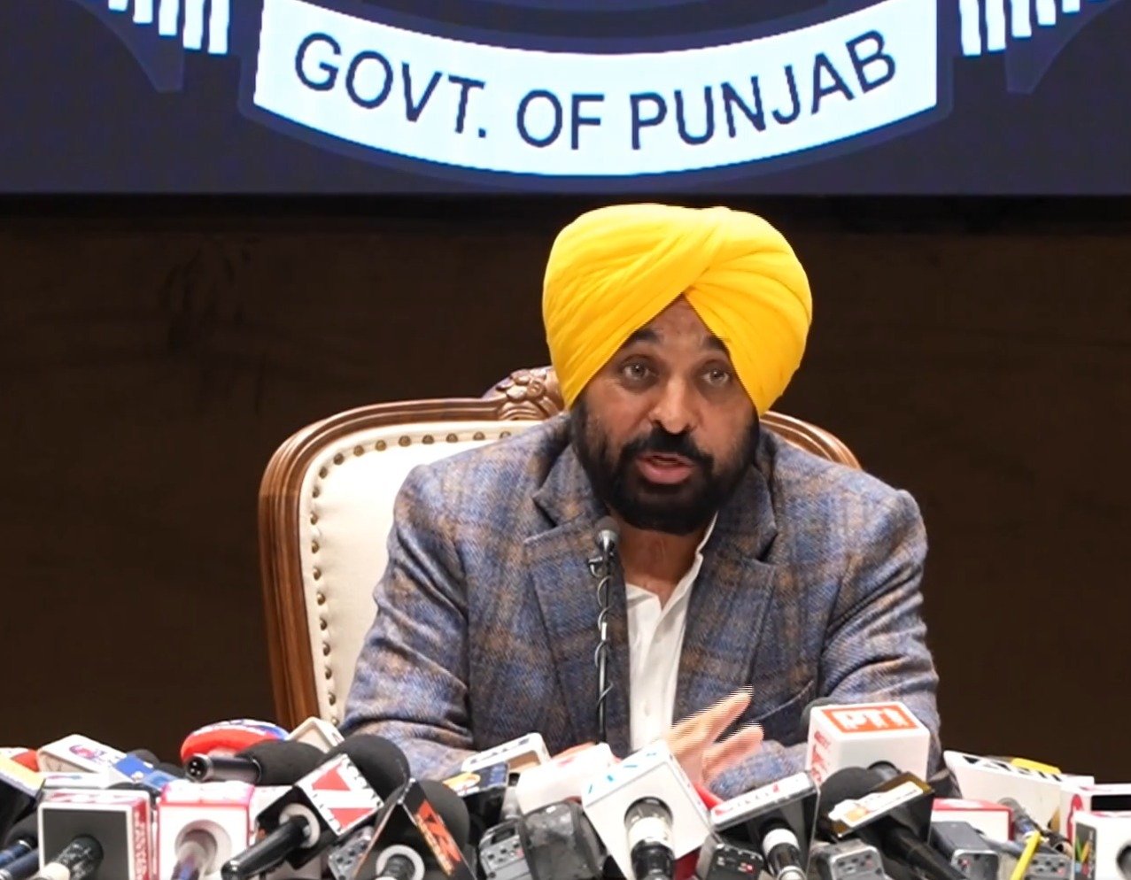 ਪੰਜਾਬ ਦੇ ਮੁੱਖ ਮੰਤਰੀ ਵੱਲੋਂ ਪ੍ਰੈਸ ਕਾਨਫਰੰਸ, ਕਿਹਾ- ਪੰਜਾਬ ‘ਚ ਬਣਾਈਆਂ ਜਾਣਗੀਆਂ 44,920 ਕਿਲੋਮੀਟਰ ਨਵੀਆਂ ਸੜਕਾਂ, ਜਲਦੀ ਹੀ ਜਾਰੀ ਕੀਤੇ ਜਾਣਗੇ ਟੈਂਡਰ