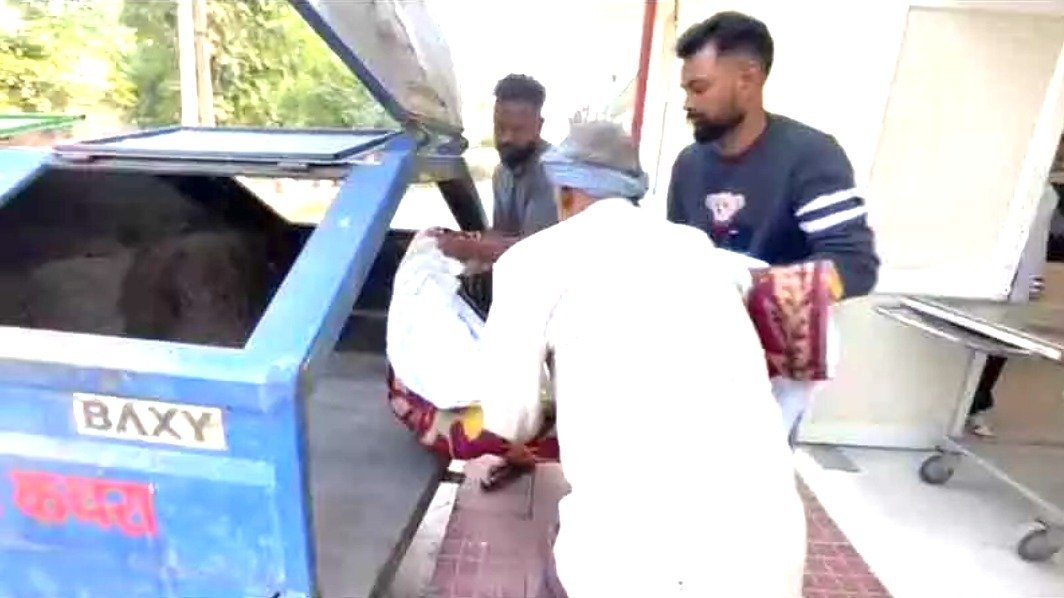 ਸ਼ਰਮਨਾਕ ਘਟਨਾ: ਲਾਵਾਰਿਸ ਲਾਸ਼ ਨੂੰ ਕੂੜੇ ਦੇ ਟਰੱਕ ਵਿੱਚ ਲੈ ਗਏ ਨਿਗਮ ਕਰਮਚਾਰੀ