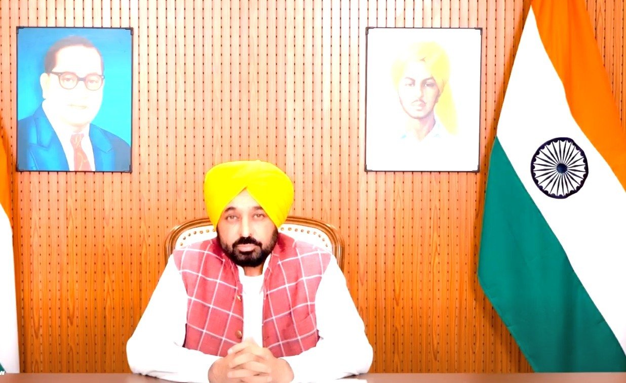 ਪੰਜਾਬ ਦੇ ਮੁੱਖ ਮੰਤਰੀ ਦੇ ਜੁੱਤੀਆਂ ‘ਤੇ ਪੁਲਿਸ ਡਿਊਟੀ ਰੋਸਟਰ ਵਾਇਰਲ: ਸਵਾਤੀ ਮਾਲੀਵਾਲ ਬੋਲੀ- ਮਾਨ ਨੇ ਜੁੱਤੀਆਂ ਲਈ ਲਗਾਈ ਸਕਿਓਰਟੀ, SSP ਨੇ ਦਸਿਆ ਫਰਜ਼ੀ