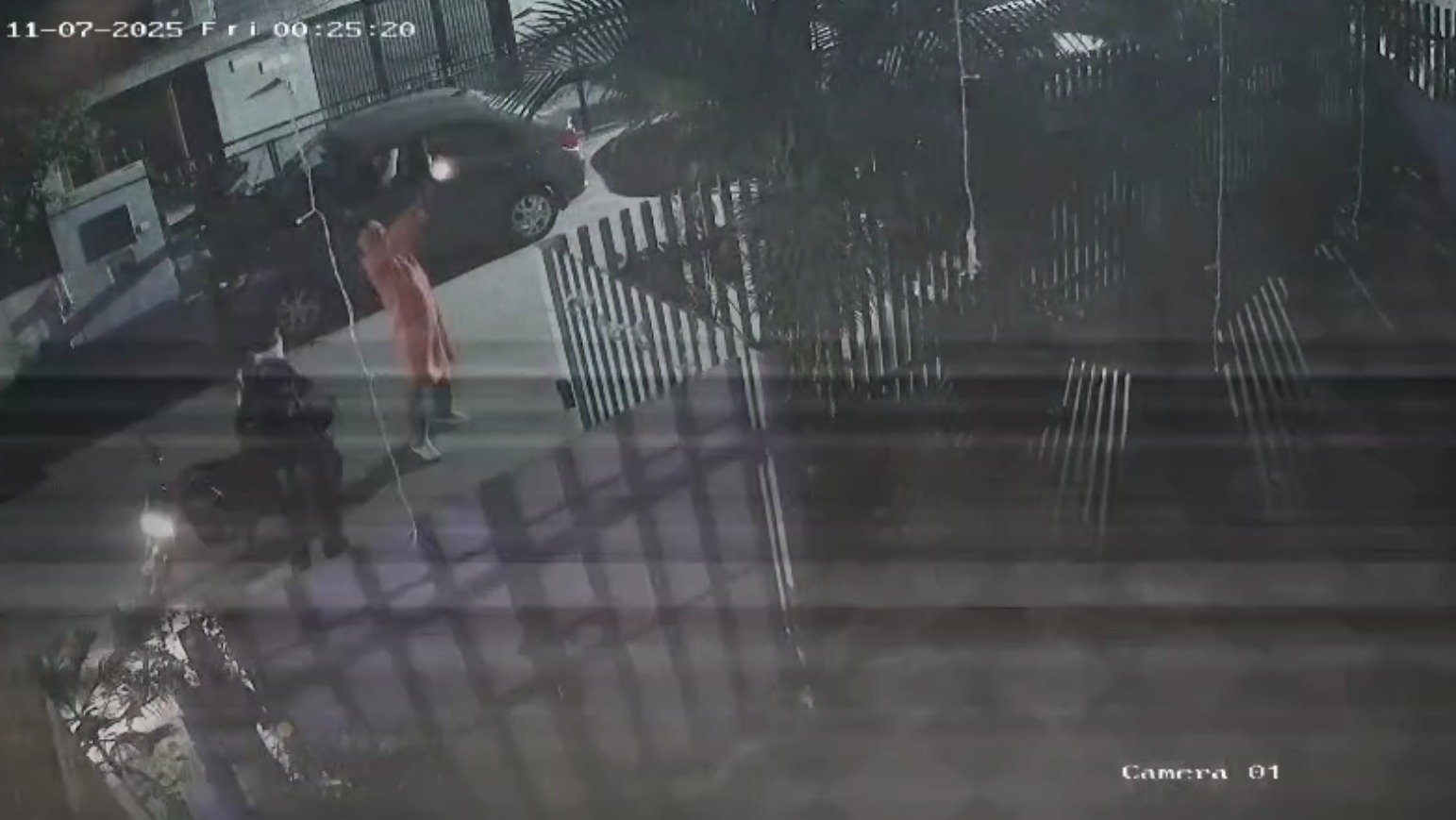 Mohali; ਸੇਵਾਮੁਕਤ ਸਿੰਚਾਈ ਵਿਭਾਗ ਸੁਪਰਵਾਈਜ਼ਰ ਦੇ ਘਰ ‘ਤੇ ਤਾਬੜਤੋੜ ਗੋਲੀਬਾਰੀ, ਹਮਲਾਵਰਾਂ ਨੇ ਇੱਕ ਮਿੰਟ ‘ਚ ਕੱਢੇ 30 ਫਾਇਰ, ਘਟਨਾ CCTV ‘ਚ ਕੈਦ