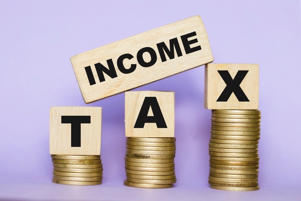 Income Tax : ਤੁਸੀਂ ਆਪਣੀ ਪਤਨੀ ਦੇ ਖਾਤੇ ‘ਚ ਪੈਸੇ ਟ੍ਰਾਂਸਫਰ ਕਰਕੇ ਬਚਾ ਸਕਦੇ ਹੋ ਇੰਨਾ ਟੈਕਸ, ਇੱਕ ਵਾਰ ਜਰੂਰ ਜਾਣੋ ਪੂਰੇ ਨਿਯਮ