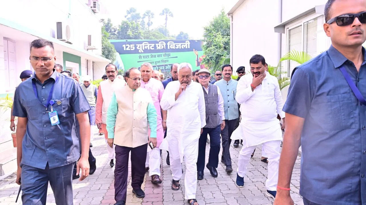 ਵੋਟਿੰਗ ਦੌਰਾਨ ਬਿਹਾਰ ਵਿੱਚ ਹੋਈ ਹਲਚਲ, ਨਿਤੀਸ਼ ਕੁਮਾਰ ਅਚਾਨਕ ਪਟਨਾ ਵਿੱਚ ਲੱਲਨ ਸਿੰਘ ਦੇ ਘਰ ਪਹੁੰਚੇ, ਪਾਰਟੀ ਦਫ਼ਤਰ ਵੀ ਗਏ