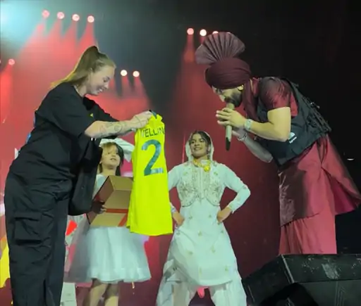 Diljit Dosanjh ਦੀ ਫੈਨ ਹੋਈ ਆਸਟ੍ਰੇਲੀਆਈ ਕ੍ਰਿਕਟਰ ਅਮਾਂਡਾ, “ਮੈਂ ਹਾਂ ਪੰਜਾਬ” ਵਾਲੀ ਟੀ-ਸ਼ਰਟ ਪਾ ਸਟੇਜ ‘ਤੇ ਪਹੁੰਚੀ, ਦੇਖੋ ਸ਼ਾਨਦਾਰ ਵੀਡੀਓ