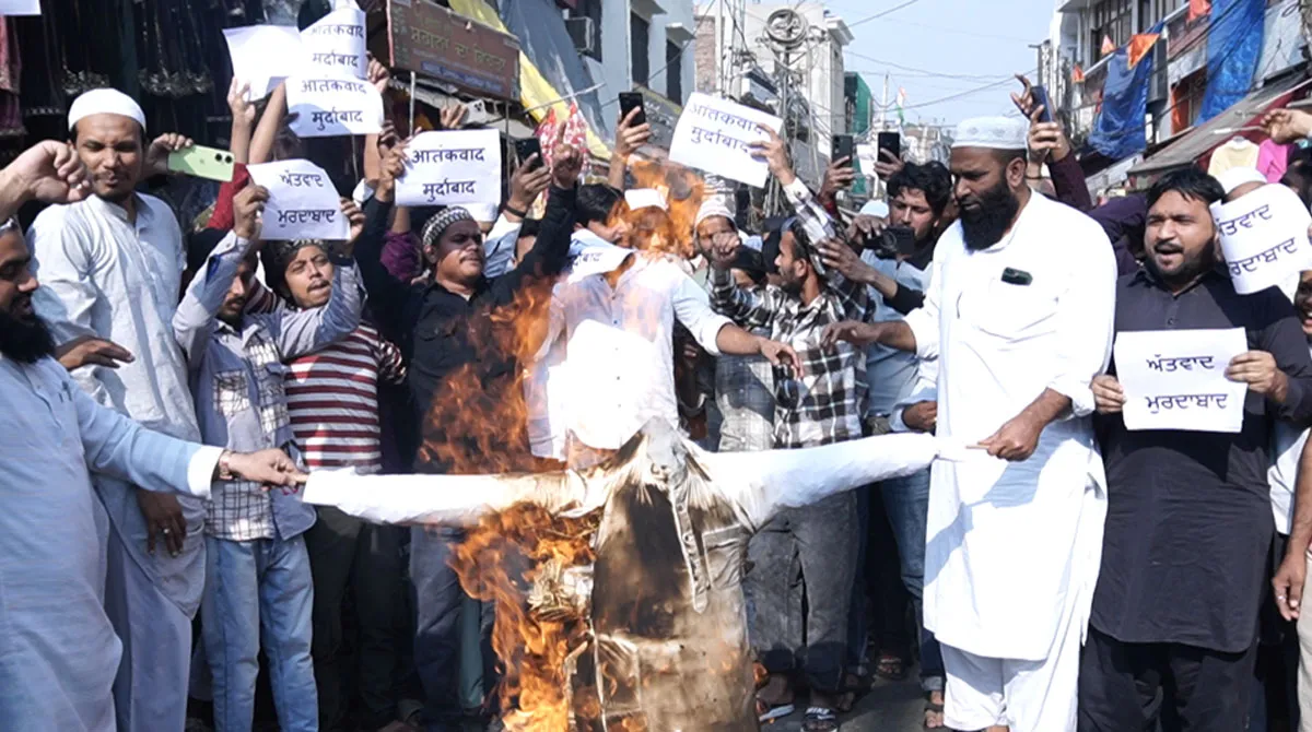 “ਦਿੱਲੀ ਲਾਲ ਕਿਲ੍ਹੇ ਬਾਹਰ ਅੱਤਵਾਦੀ ਹਮਲਾ ਸ਼ਰਮਨਾਕ” — ਮੁਫ਼ਤੀ ਨੇ ਦਿੱਤਾ ਗੱਦਾਰਾਂ ਨੂੰ ਸਪਸ਼ਟ ਸੁਨੇਹਾ