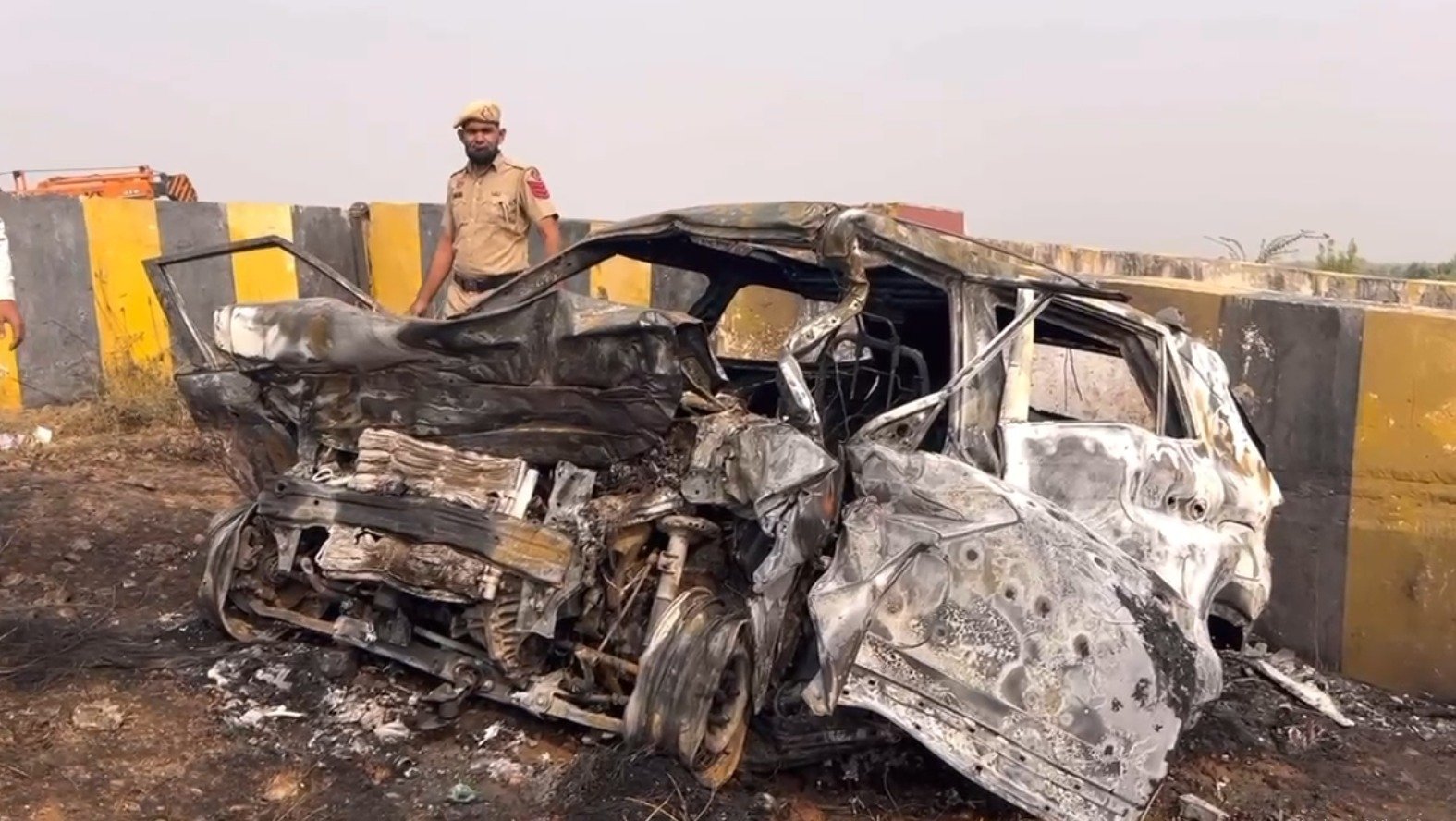 दिल्ली-मुंबई हाईवे पर दर्दनाक हादसा ,कार में लगी आग, चालक जिंदा जला