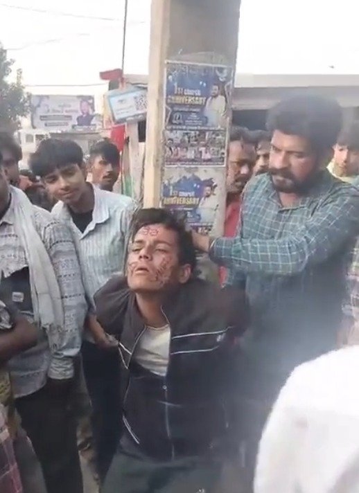 ਖੰਭੇ ਨਾਲ ਬੰਨ੍ਹ ਮੂੰਹ ‘ਤੇ ਲਿਖਿਆ ਚੋਰ, ਲੋਕਾਂ ਨੇ ਜੰਮ ਕੇ ਕੀਤੀ ਛਿੱਤਰ-ਪਰੇਡ, ਸੋਸ਼ਲ ਮੀਡੀਆ ‘ਤੇ ਵੀਡੀਓ ਵਾਇਰਲ