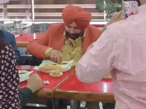 ਚੰਨੀ ਦੇ ਦਾਅਵੇ ਨੂੰ ਦੇਖ ਕੇ ਨਵਜੋਤ ਸਿੱਧੂ ਵੀ ਮੈਦਾਨ ਵਿੱਚ ਉਤਰੇ, ਪਟਿਆਲਾ ਵਿੱਚ ਲੋਕਾਂ ਨਾਲ ਖਾਧੇ ਛੋਲੇ-ਭਟੂਰੇ