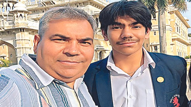 IndiGo Flight Crises ਦੇ ਬਾਵਜੂਦ ਪਿਤਾ ਨੇ ਪੁੱਤਰ ਦੀ ਪ੍ਰੀਖਿਆ ਲਈ ਚਲਾਈ 800 ਕਿਲੋਮੀਟਰ ਕਾਰ, ਸਮੇਂ ਸਿਰ ਲੈ ਕੇ ਪਹੁੰਚਿਆ ਇੰਦੌਰ